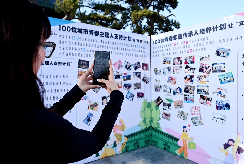 千年城墙下“长出”50+潮摊儿 这是谁的文化补给站？