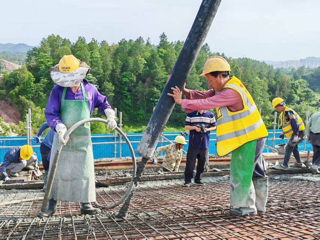 施工单位正在浇筑会昌站综合楼楼顶（拍摄：梁园兴）