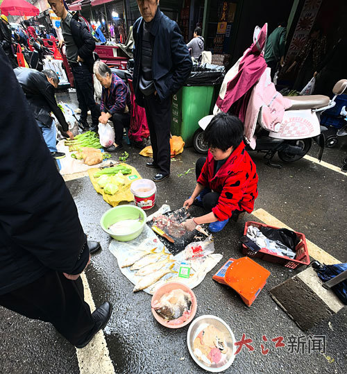 马路市场的摊贩。本报全媒体记者 徐黎明摄