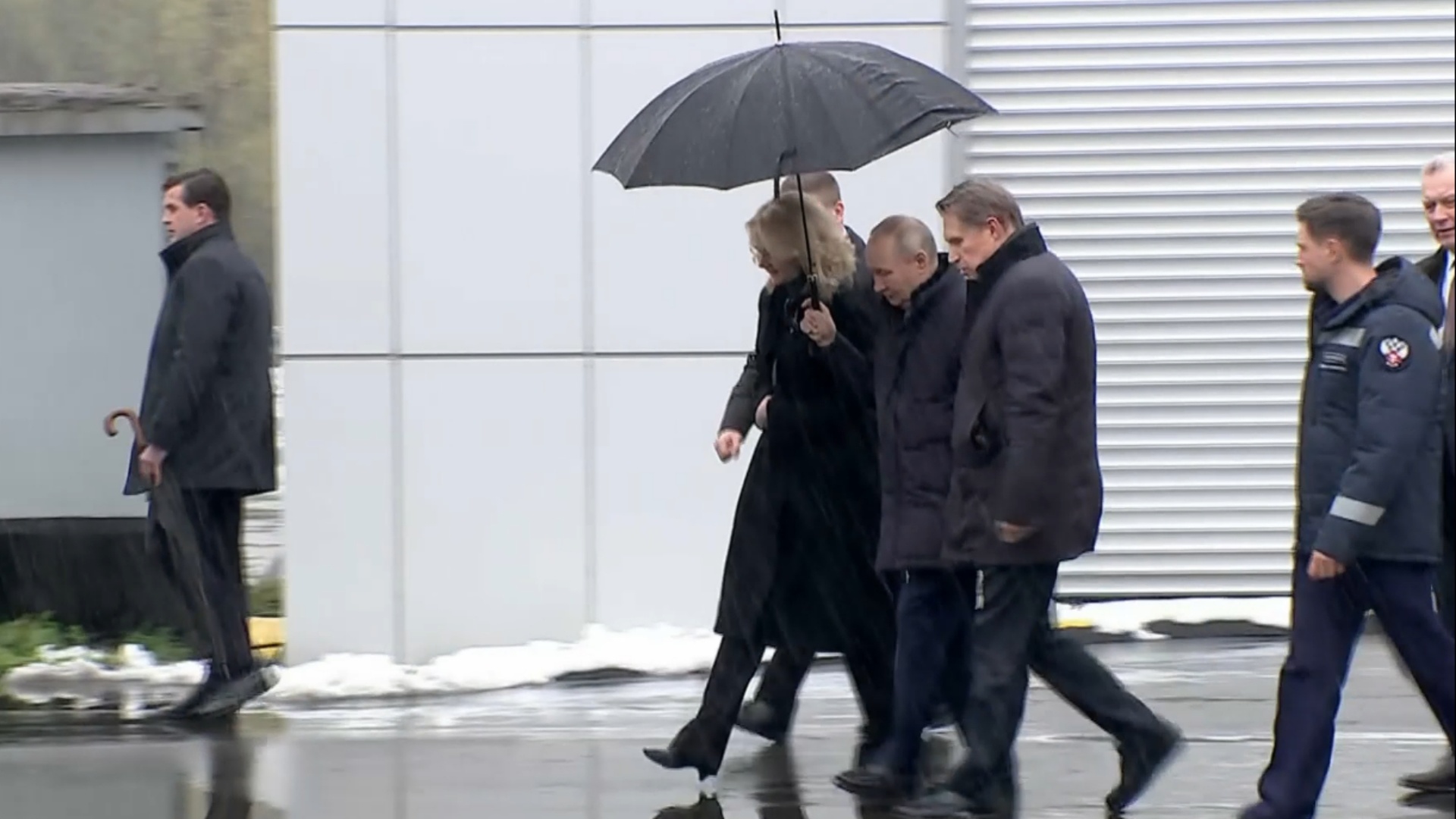 暖心一幕！普京不顾自己淋湿为女副总理撑伞