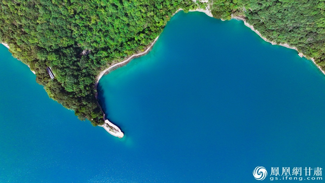 俯瞰文县天池，温婉而宁静。张修毅　摄