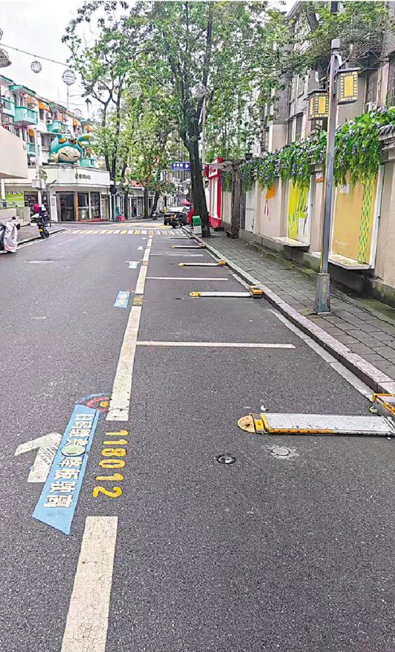 ▲ 路边一排公共停车位全部被安装了机械式地锁，附近居民称加剧了道路的拥堵。