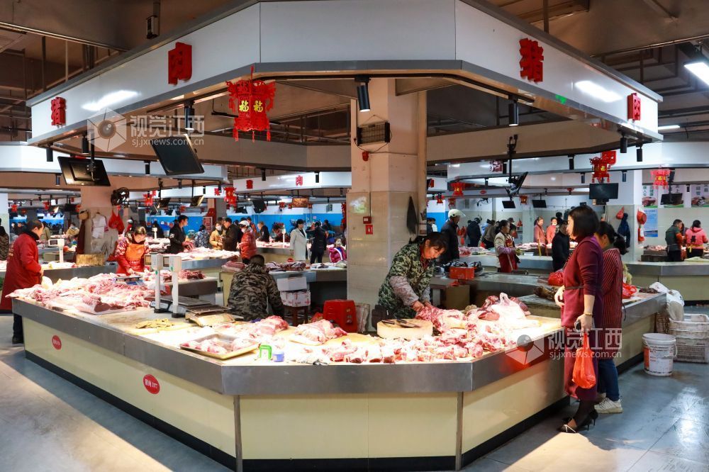 市民正在选购猪肉（廖敏 摄）