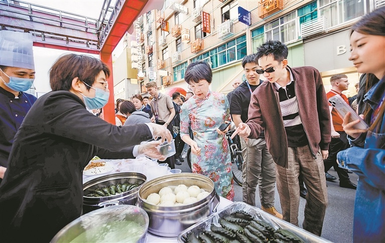 3月15日,在玉山县将军庙步行街,参赛选手品尝当地美食。
