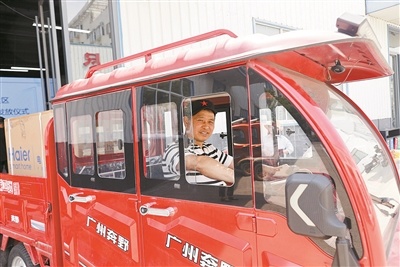 市民领取创业设备