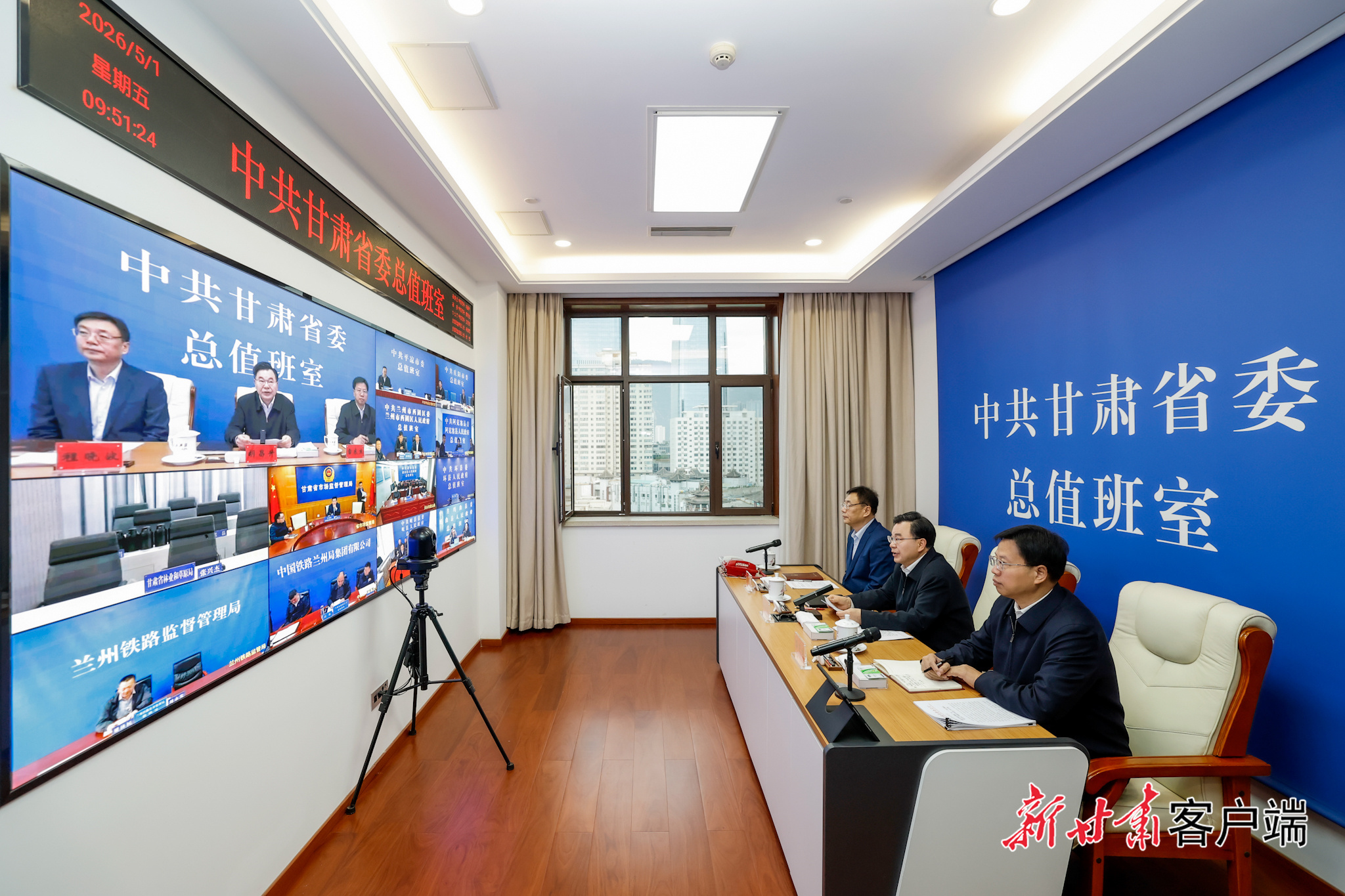 5月1日，省委书记、省人大常委会主任胡昌升来到省委总值班室，通过视频连线调度安全生产、应急保障、保供稳价等工作。新甘肃&middot;甘肃日报记者　孟捷