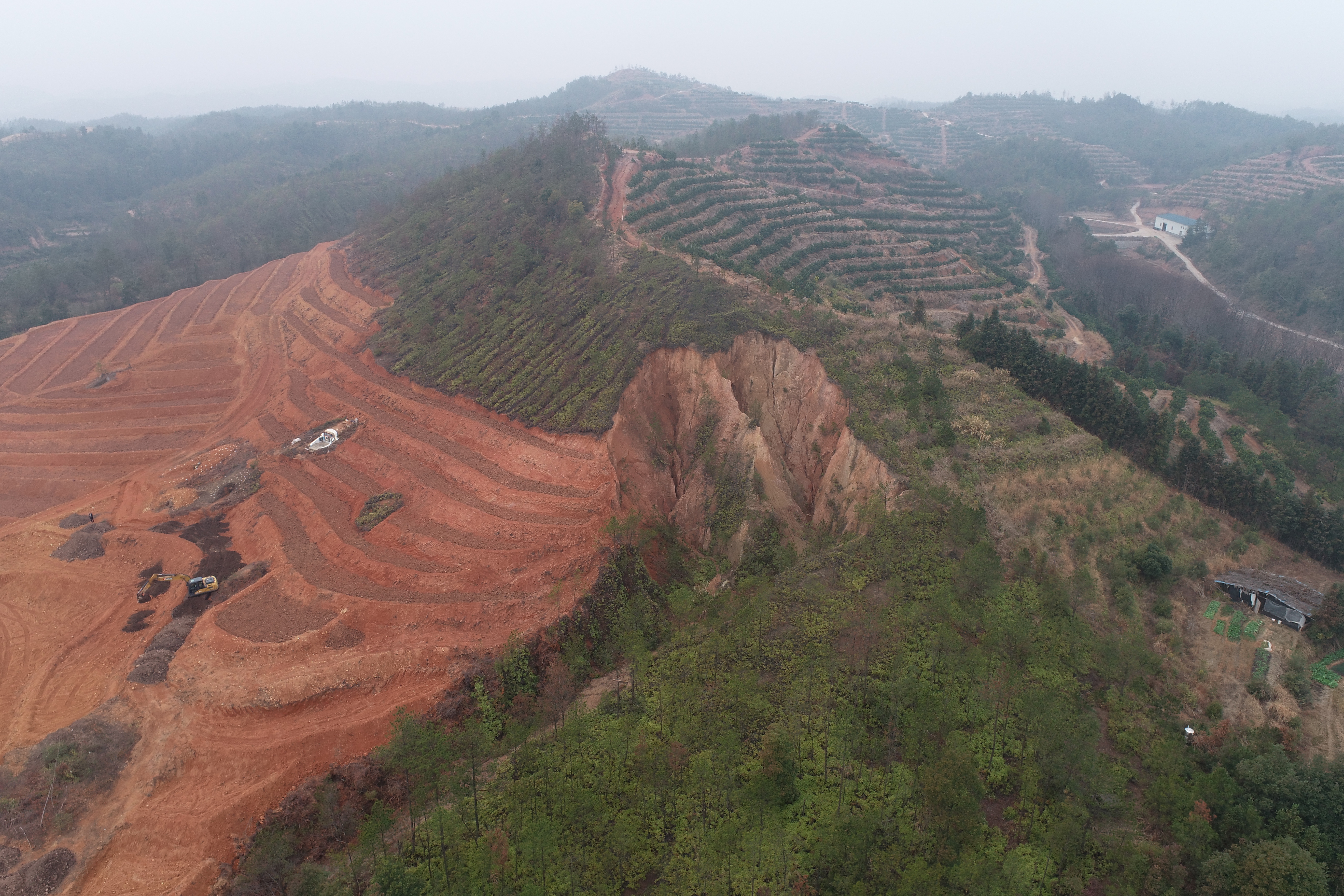 上犹县清溪村崩岗治理期间的山体景象。