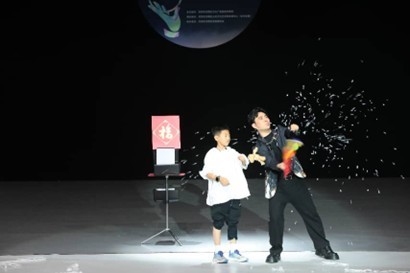 奇幻魔术杂技盛宴来袭，近千人见证奇迹