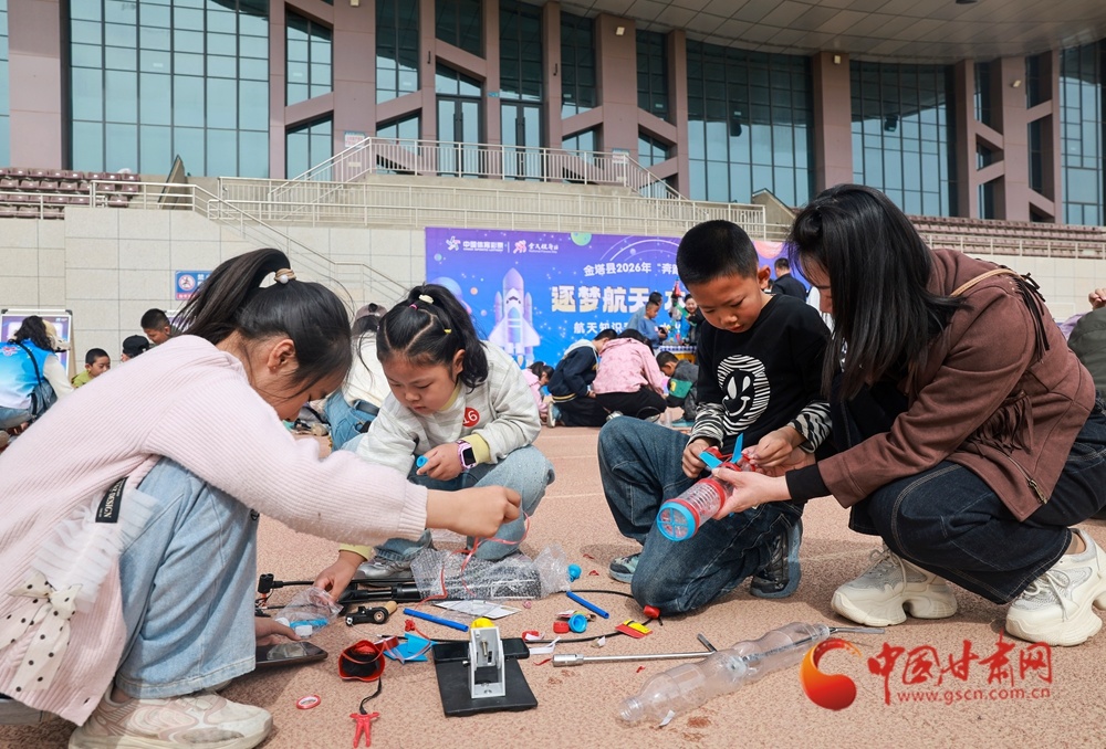 参赛选手正在组装水火箭