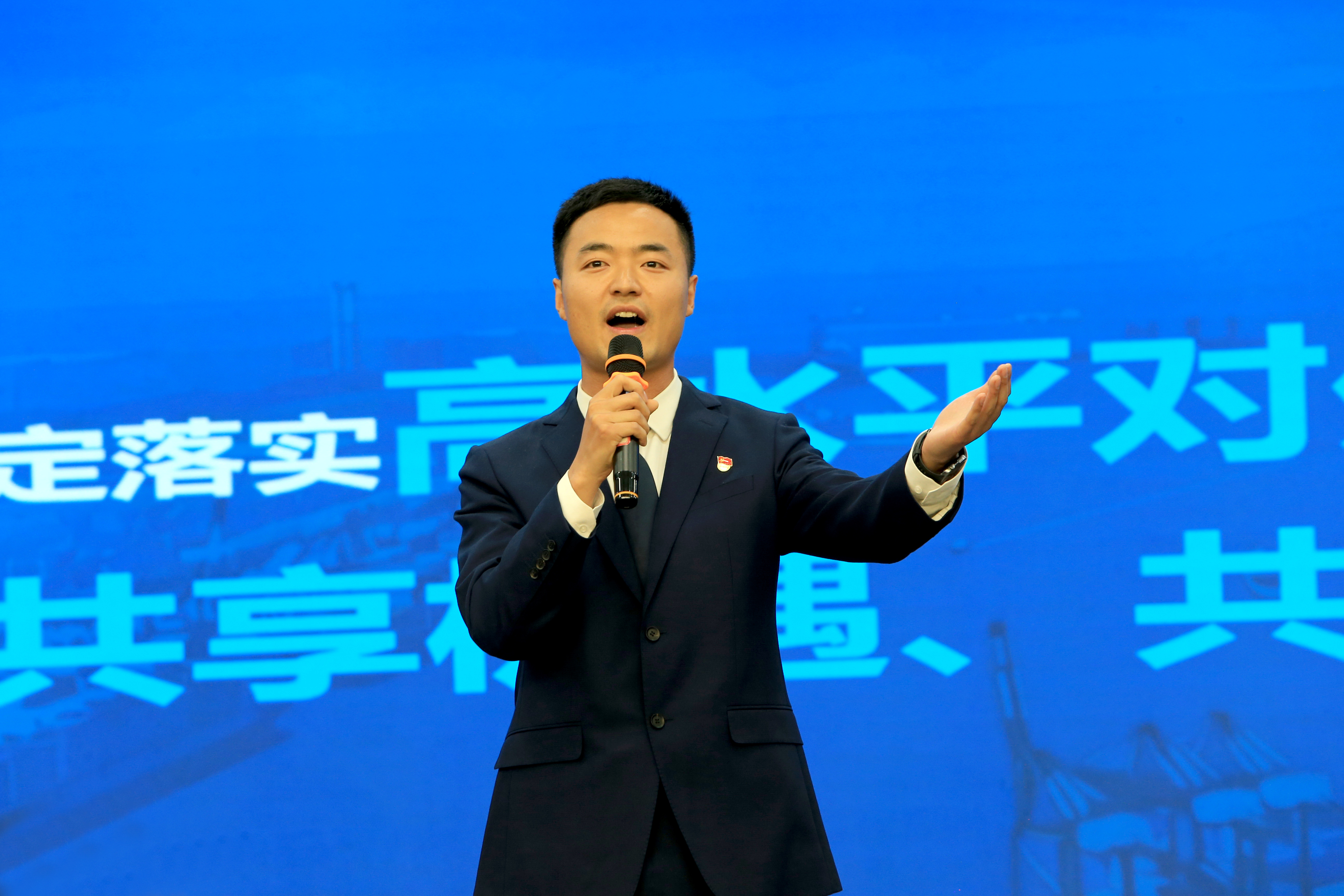 青岛市举办市直机关学习贯彻党的二十届四中全会精神“使命必达·我们的政绩观”青年大宣讲凤凰网青岛_凤凰网