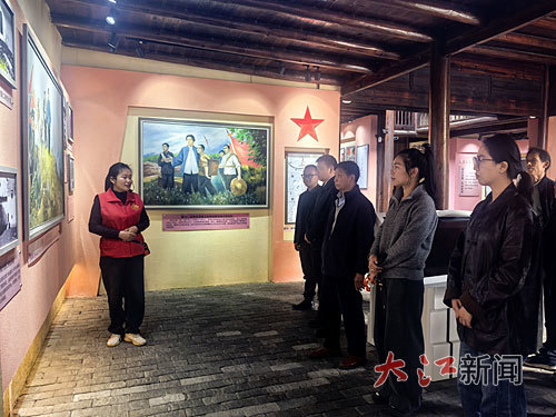 在莲花县高洲乡高滩村，80后姑娘王燕告别城市繁华，选择返乡扎根于此，用温柔而坚定的声音，将岁月的荣光传递给每位到访者，守着先辈的记忆，也守着村庄的未来。