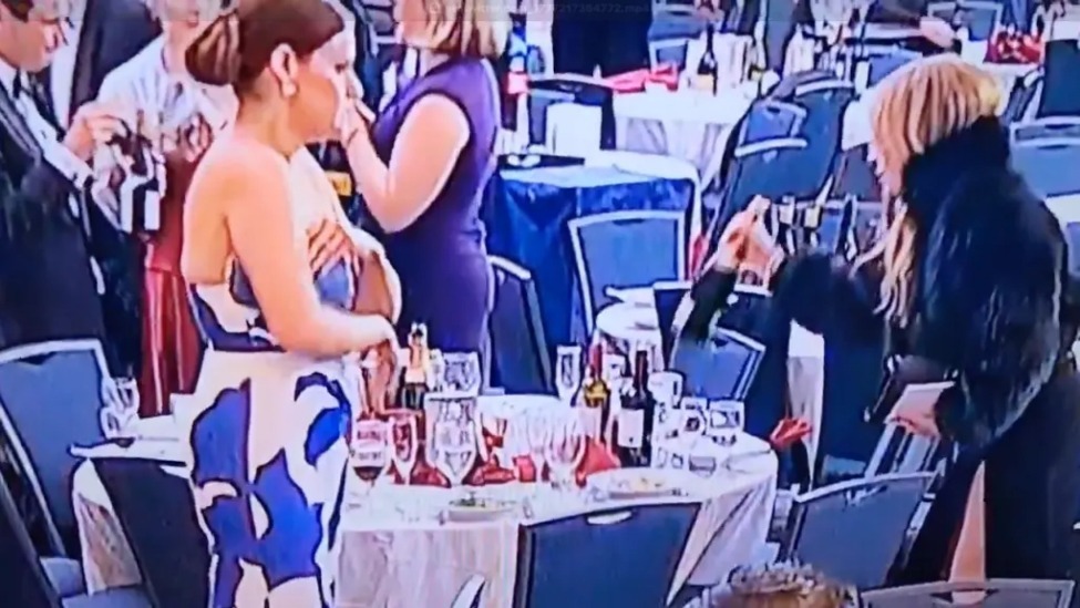 白宫记者协会晚宴枪击案后，一女子被拍到淡定顺走两瓶葡萄酒