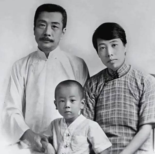 鲁迅与伴侣许广平、女儿周海婴的合影