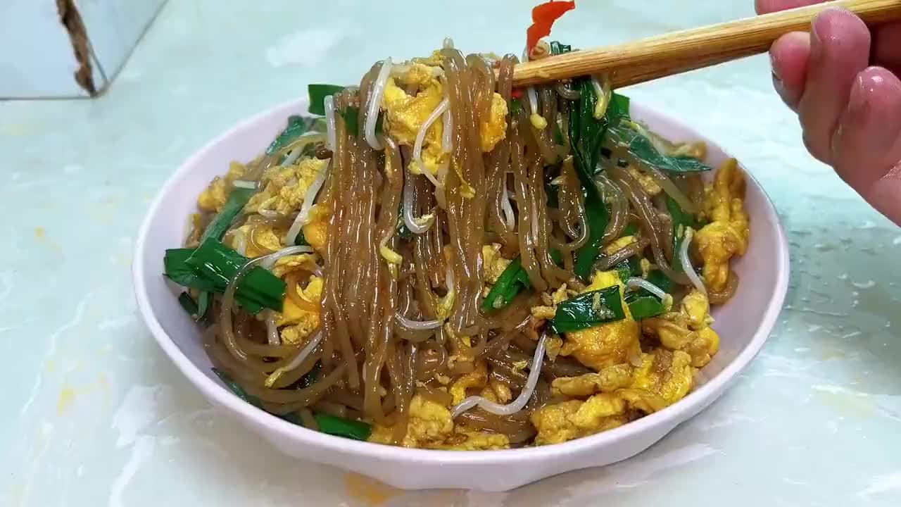 以后想吃粉条你就像我这样做，做法简单，粉条不坨不粘锅