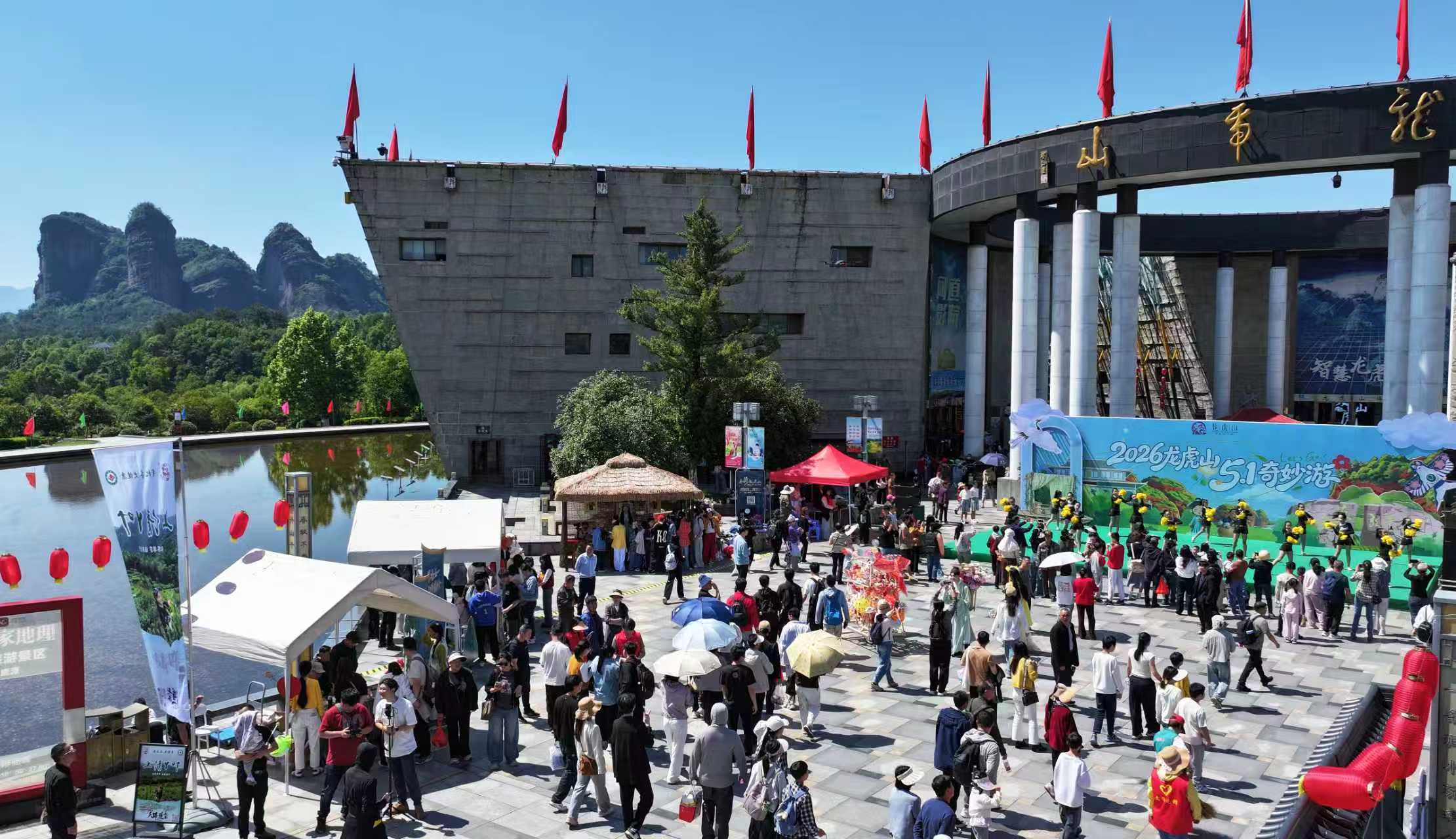热度飙升人气旺，秩序井然暖人心！龙虎山五一假期游人如织绘盛景