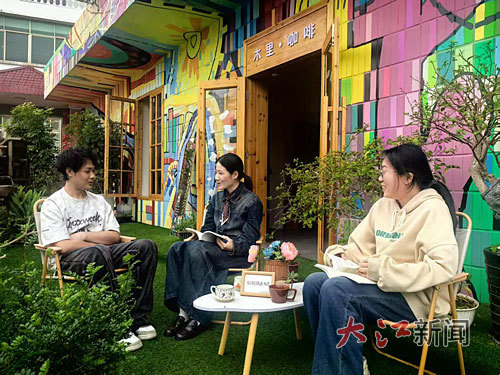 安源区五陂镇大田村将闲置民居焕新为木里咖啡店，以“村咖”为媒，串联起周边的自然与人文资源，打造田园生活新场景。