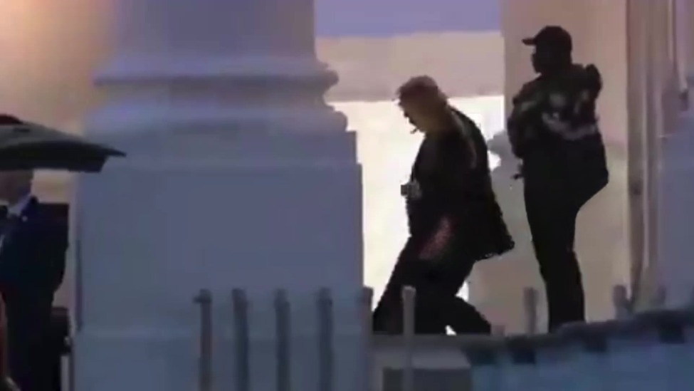 白宫记者晚宴传出“枪声”，特朗普被紧急疏散