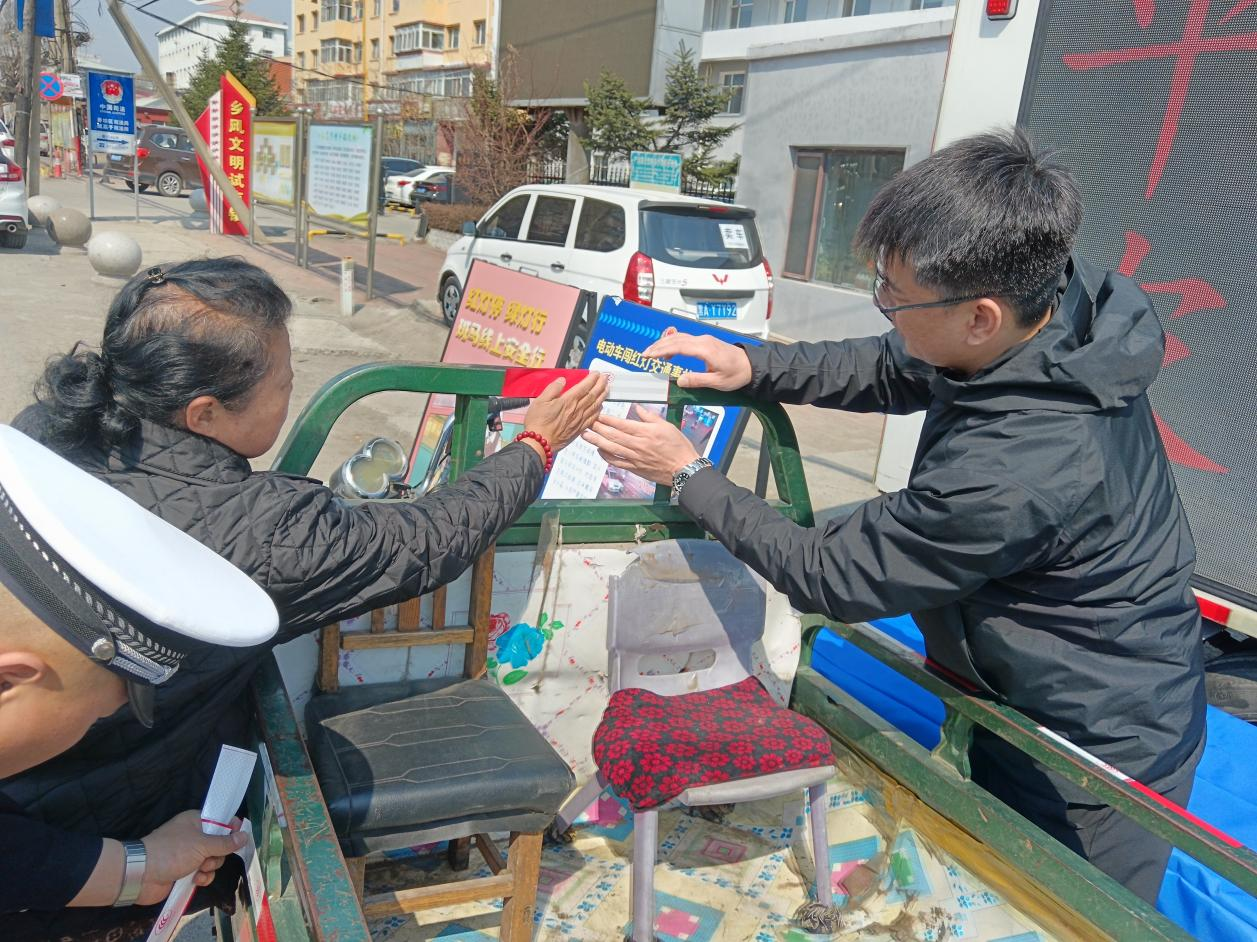 平安产险黑龙江分公司：哈尔滨中心支公司开展农机亮尾安全守护行动
