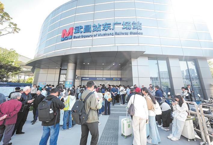乘客等候武汉地铁12号线一期开通