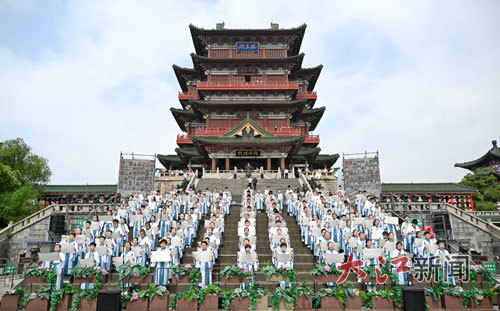 4月20日，南昌市邮政路小学的学生们齐聚滕王阁下，齐声诵读千古名篇《滕王阁序》。本报全媒体记者徐国亮摄