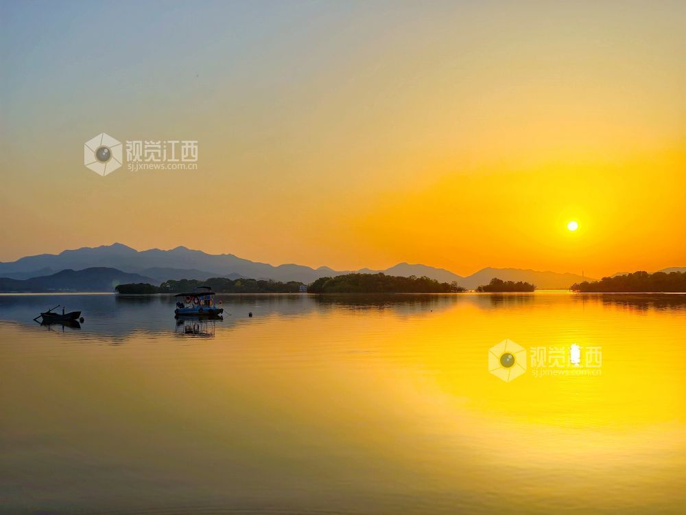 太阳逐渐西沉,天边被染上一层温暖的橘黄。
