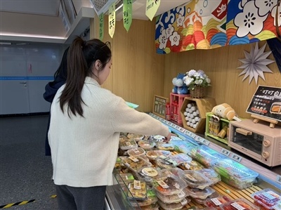 市民在超市选购轻食