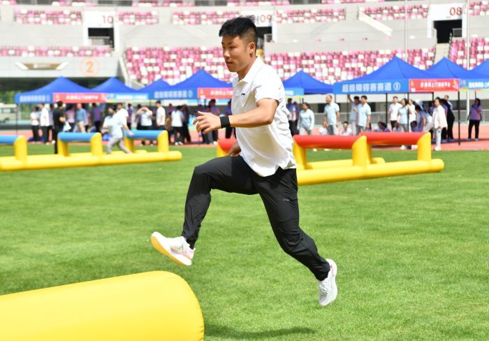 参赛选手正在进行“超级障碍赛”项目比赛。