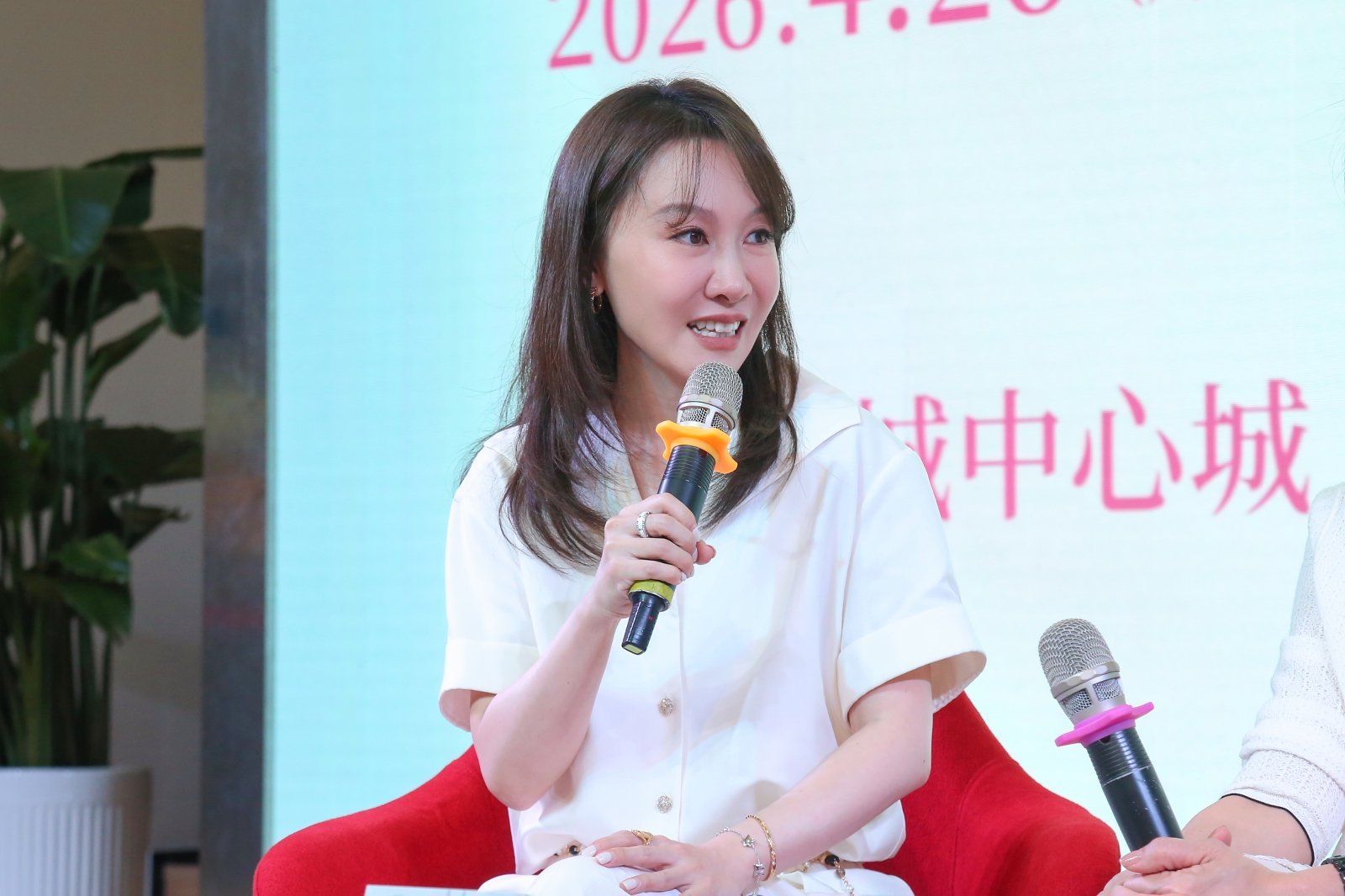 全国新书首发中心“女性的多样性：文学界盛放的玫瑰”首发对话活动在深圳举行