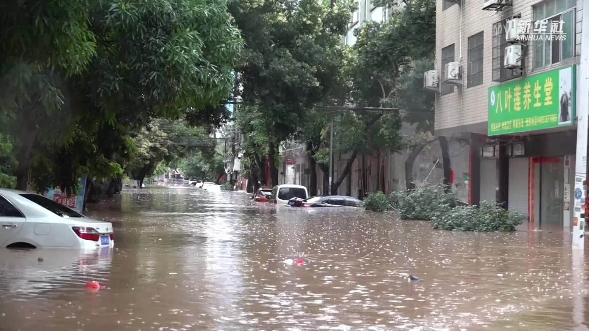 广西钦州：强降雨致城市内涝 消防紧急出动救援