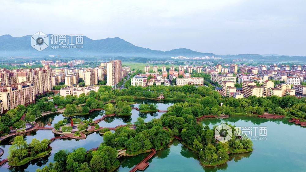 2026年4月27日，江西省吉安市峡江县锦绣湖湿地公园，水碧岸绿城美，“城市绿肺”生态如画。