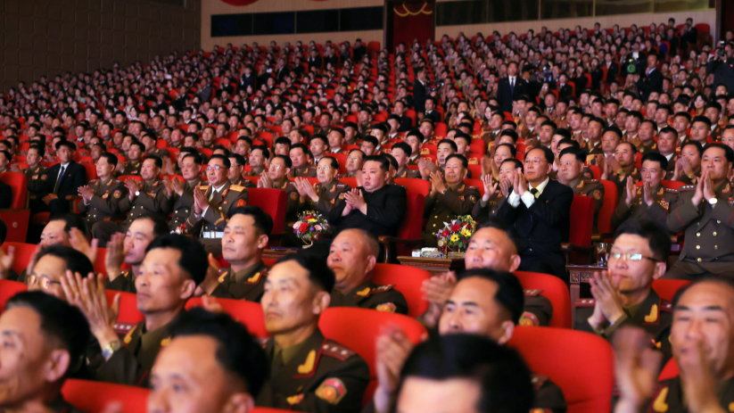 金正恩观看国防省军乐团成立80周年演出