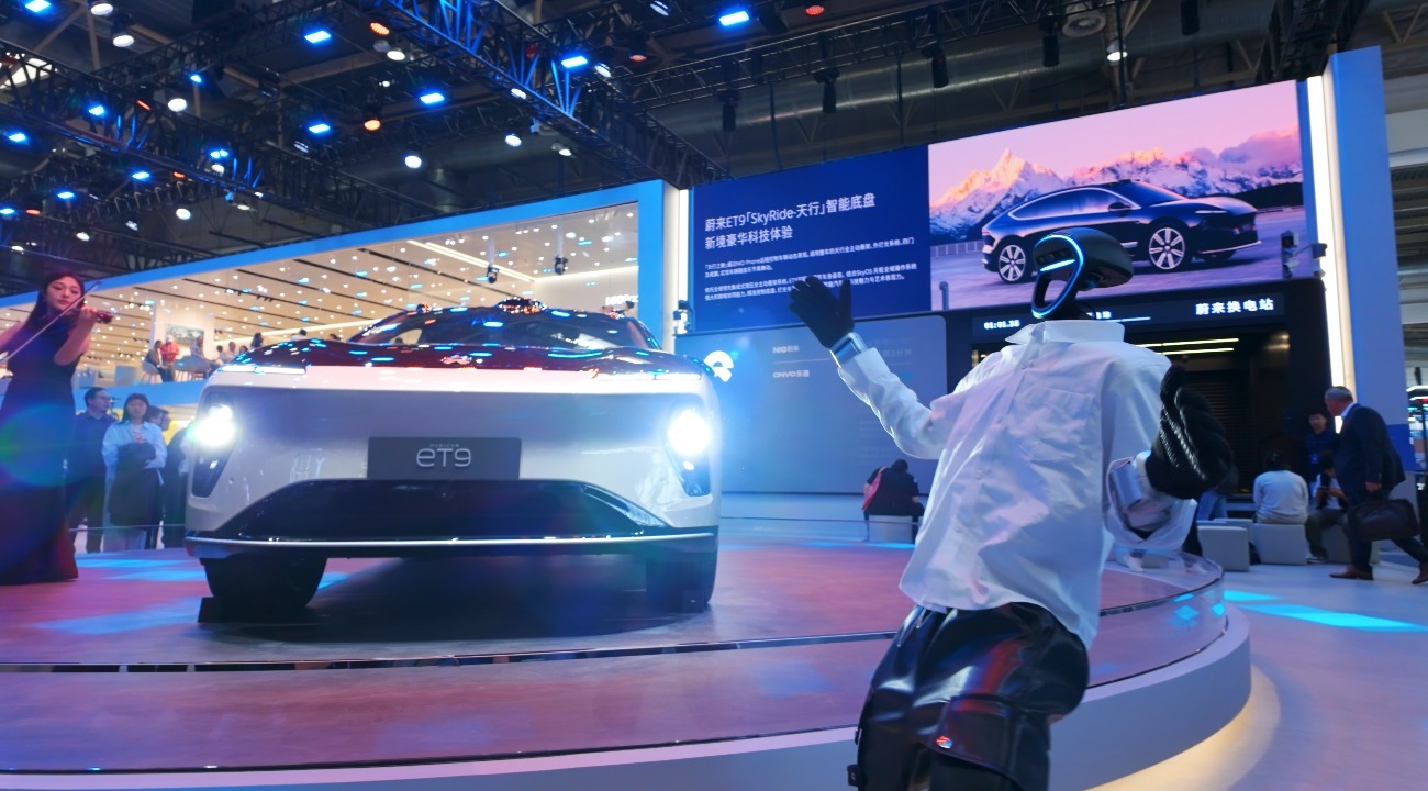 北京车展老外看懵 “开中国新能源可太长脸了!"