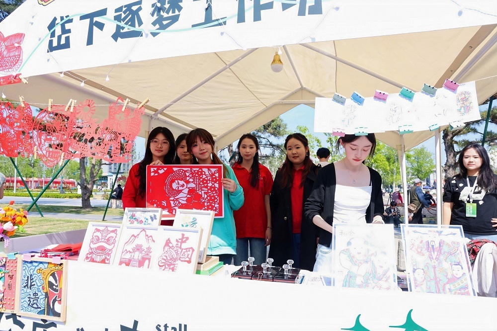 千年城墙下“长出”50+潮摊儿 这是谁的文化补给站？
