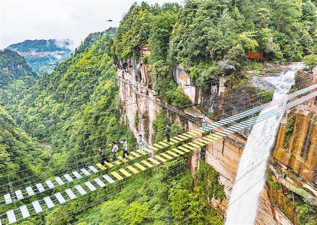 4月30日，江津四面山景区，游客正在体验刺激的悬空栈道。记者 郑宇 摄/视觉重庆