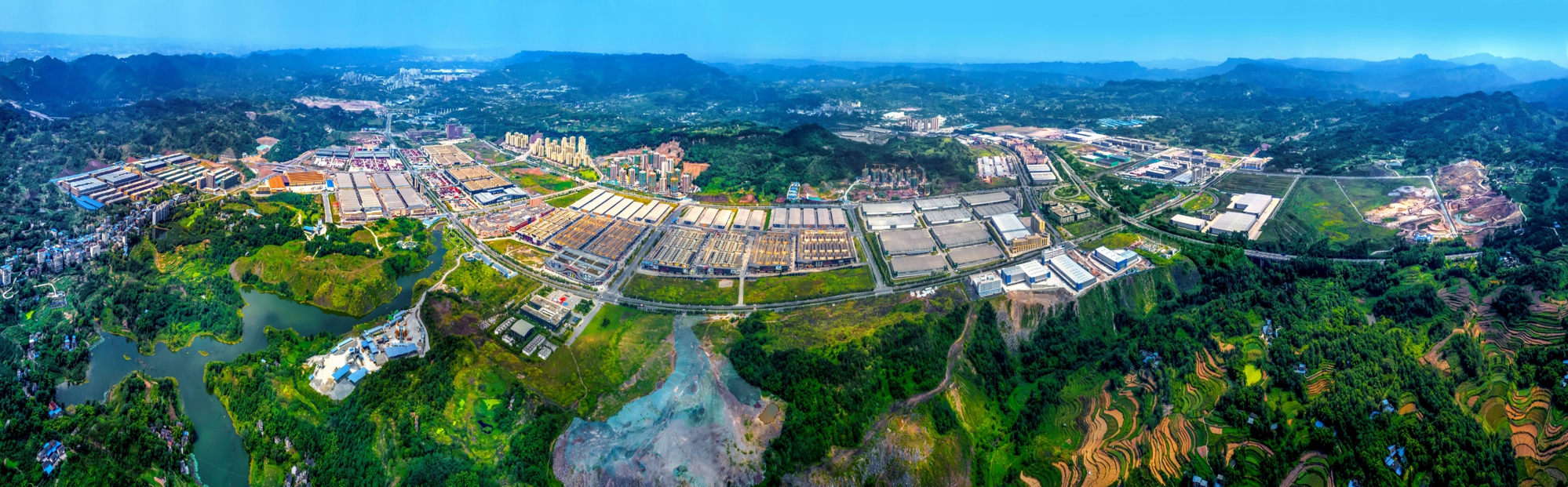 重庆公路物流基地俯瞰图。巴南区委宣传部供图