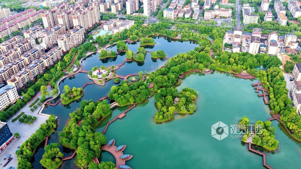 2026年4月27日，江西省吉安市峡江县锦绣湖湿地公园，水碧岸绿城美，“城市绿肺”生态如画。