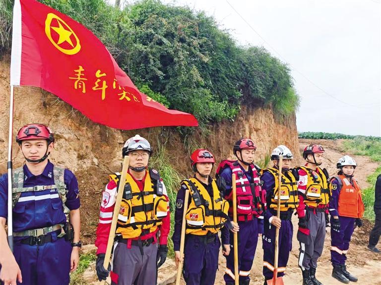 青年志愿者参与榆中山洪灾害救援