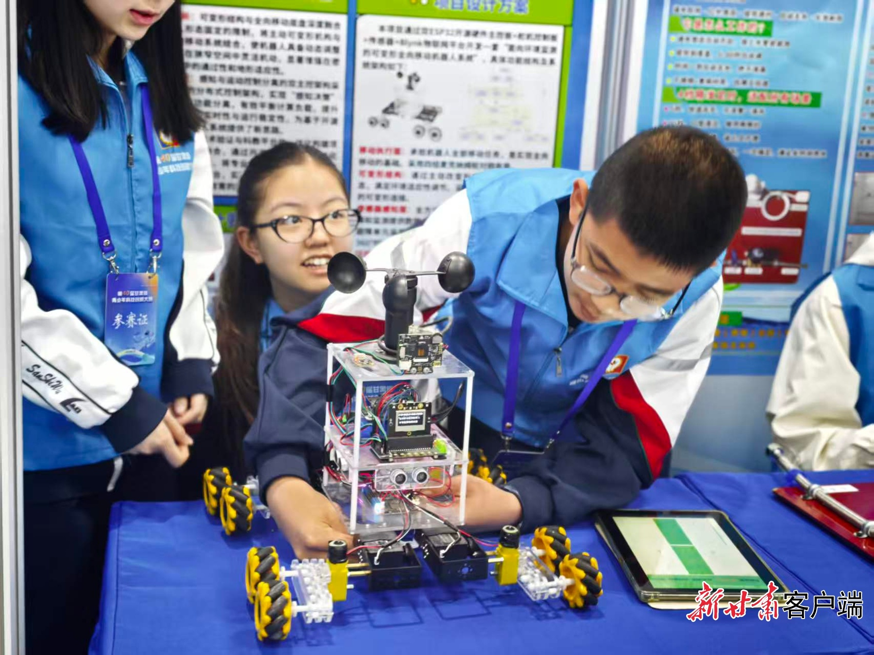 比赛现场，参赛选手演示自己的科创作品。（新甘肃&middot;甘肃日报记者　吴涵）