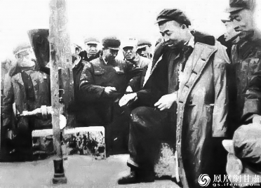 王进喜出席全国石油工作会议期间,赴玉门油田参观考察。资料图片