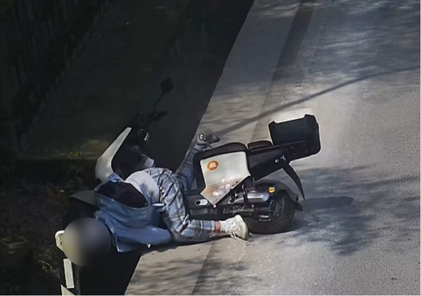 16岁女孩骑电动车摔入沟渠