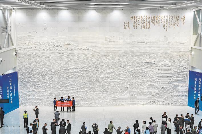 武汉地铁12号线武昌站东广场站内巨型浮雕《游泳》 摄影：楚天都市报极目新闻记者李辉