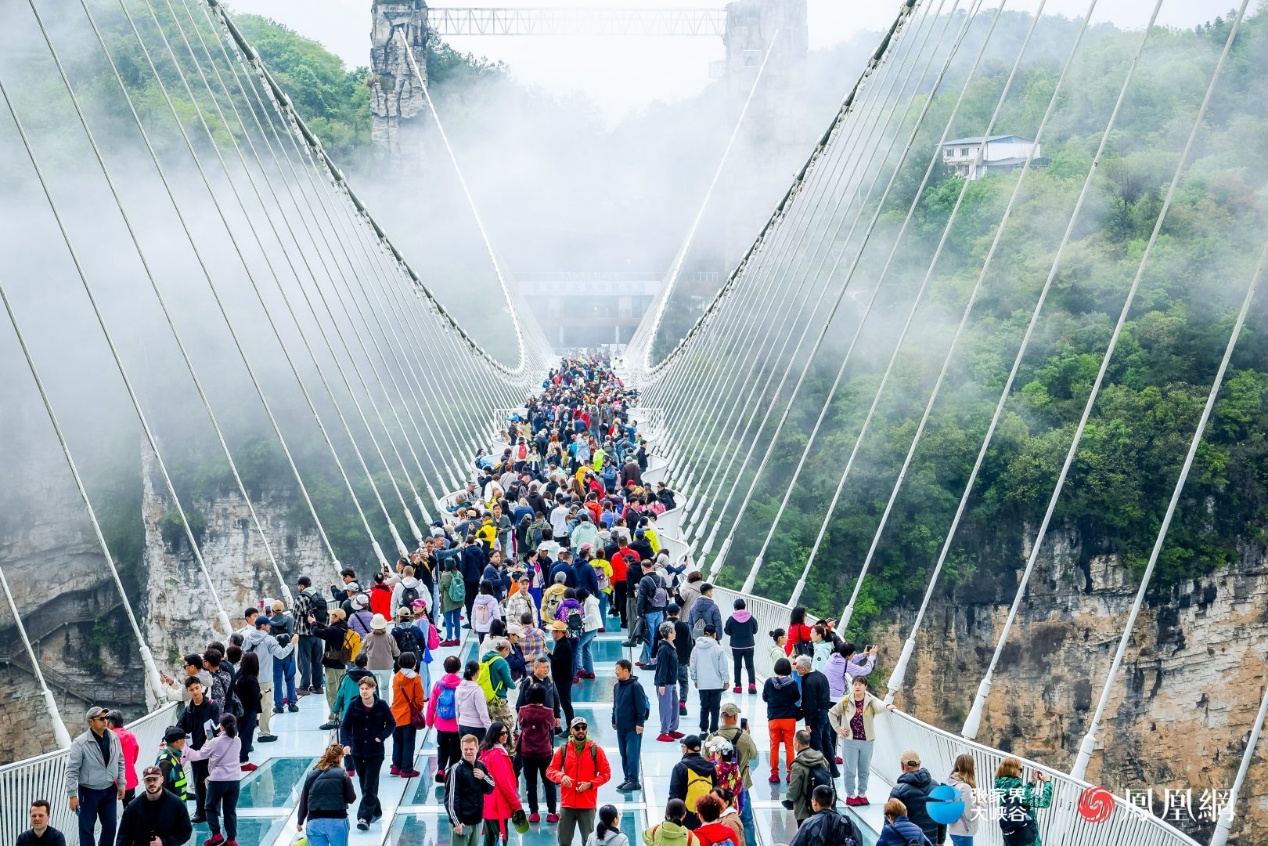 谷雨时节的张家界大峡谷,经常云山雾罩。景区内的超级网红——云天渡玻璃桥,每年都吸引数十万境外游客慕名打卡。访谈的话题,就从这里开始。