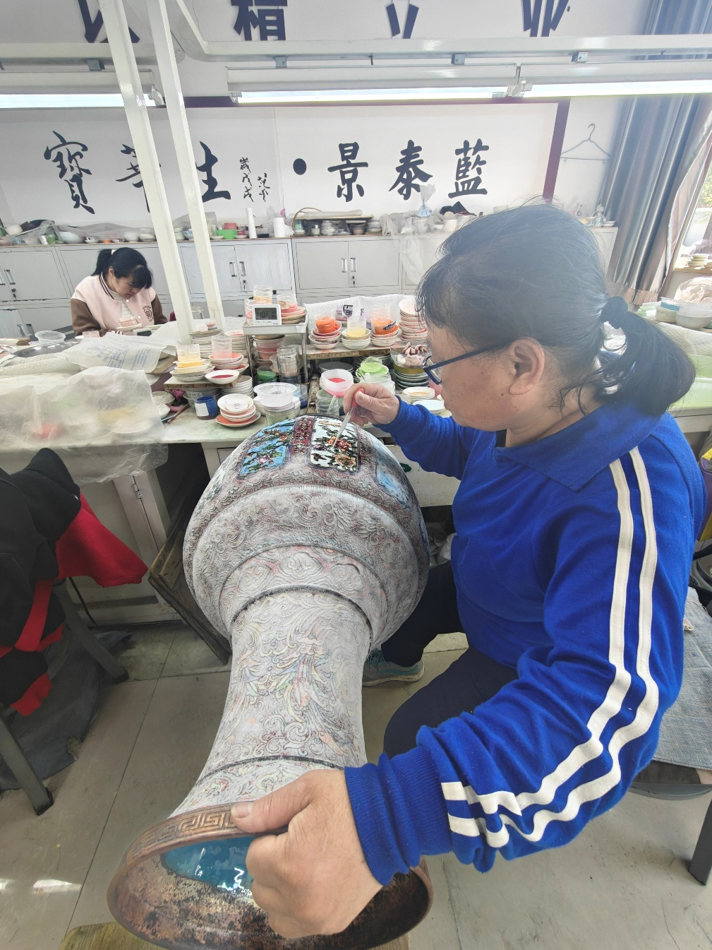 图说：景泰蓝手工制作现场