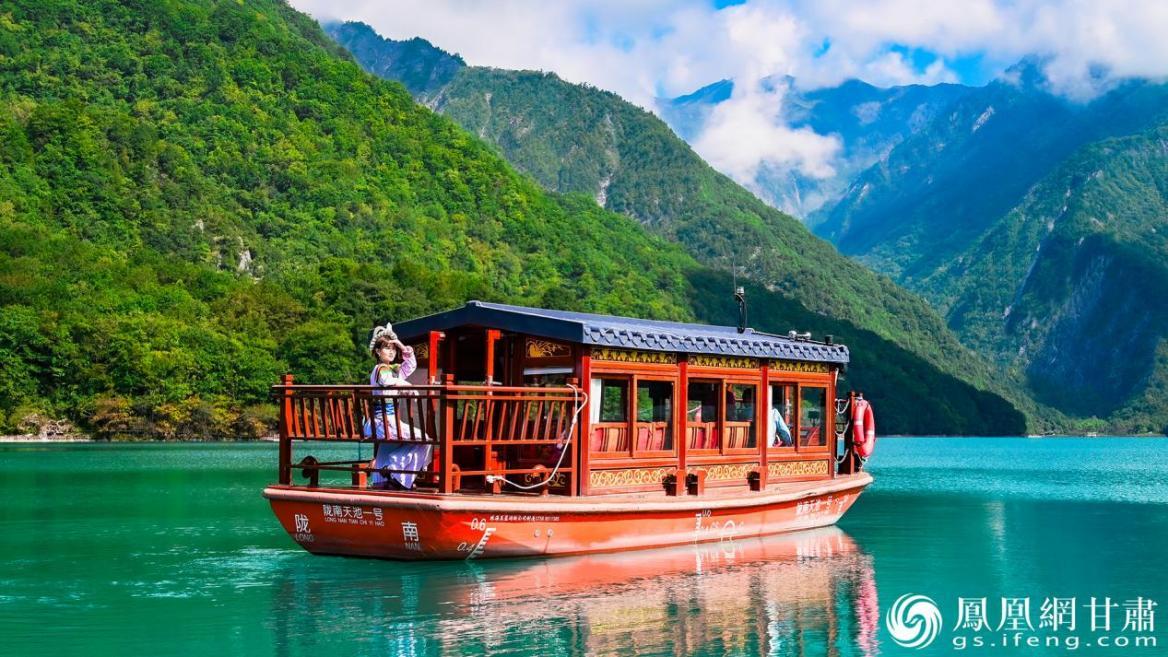 乘船徜徉文县天池，陇南山水画卷惹人醉。李德宇　摄