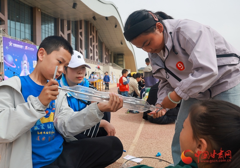 参赛选手正在组装水火箭