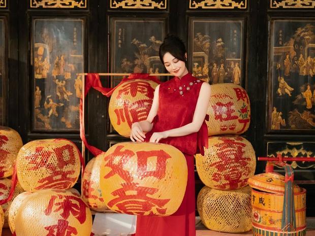 搜狐娱乐讯 29日，蓝盈莹在社交平台上更新美照，并配文称：“照亮千家万户。”照片中，蓝盈莹身着一袭明艳红衣光彩照人，拎着印有“如意”的灯笼，画面喜气洋洋。