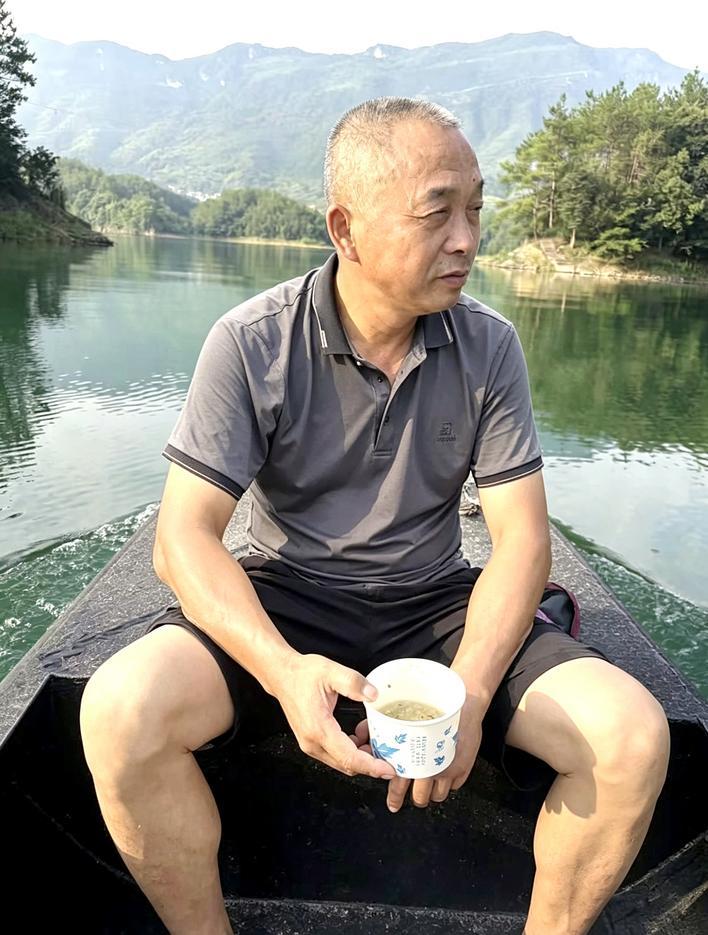 王能兵生前乘船下村 通讯员供图