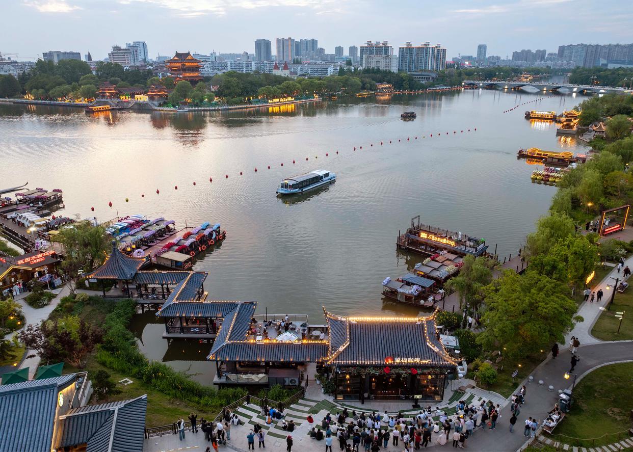 5月1日，游客在泰州市桃园景区游玩（无人机照片）。新华社发（汤德宏摄）