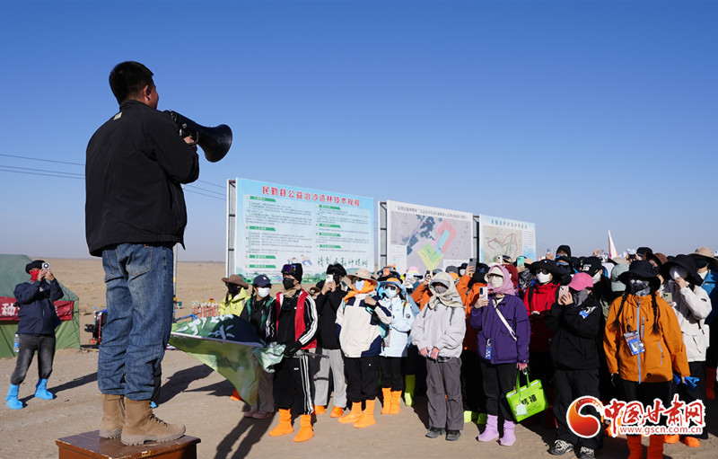 面对各地赶来的志愿者，他搭建治沙基地做好服务，毫无保留分享种植经验。