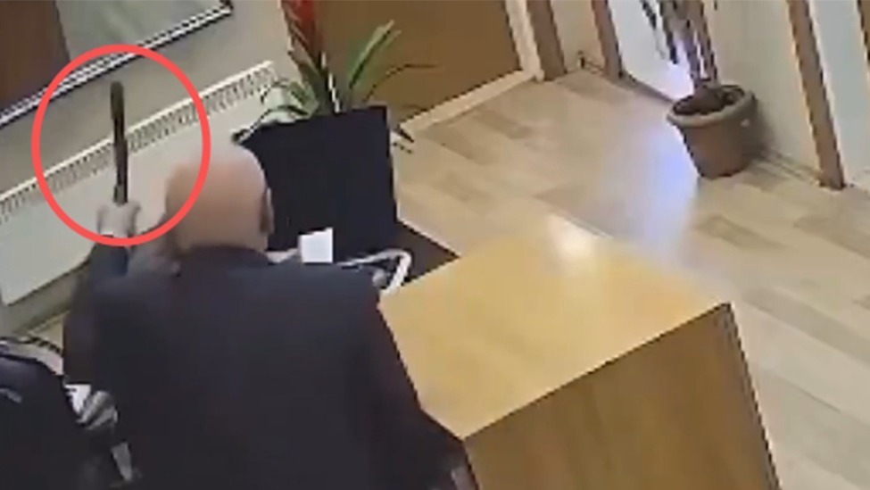 土耳其老人持菜刀袭击市长秘书，冲其头部连砍两刀